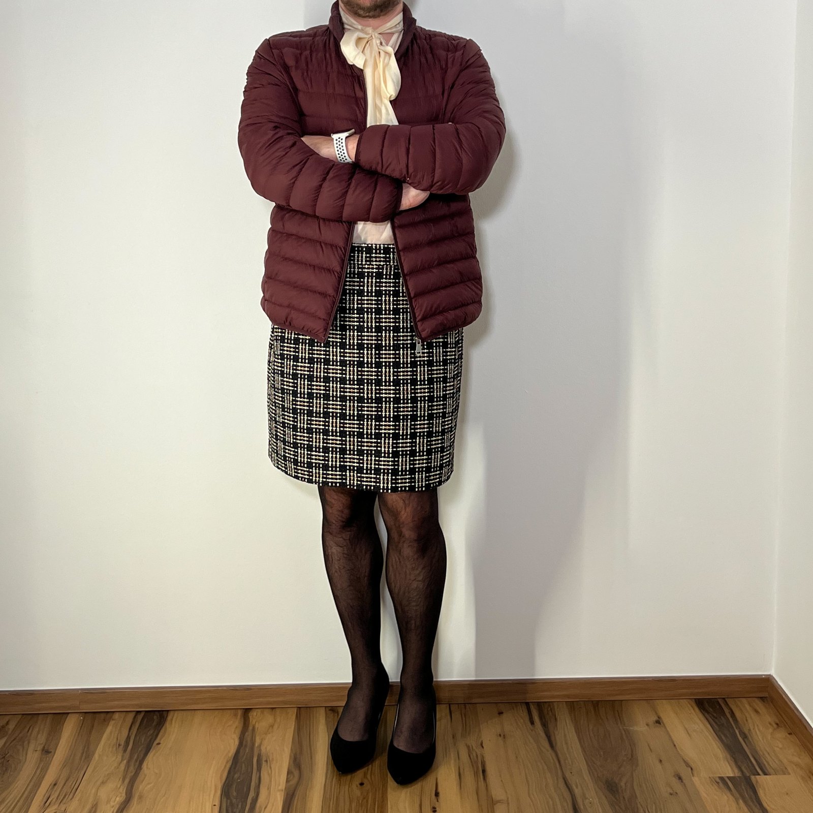 Bordeaux Steppjacke & Karo-Bleistiftrock