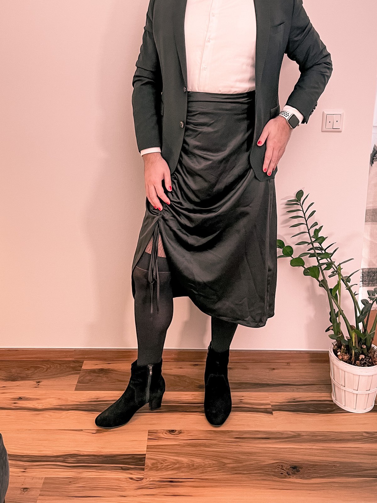 Dunkelgrüner Blazer & schwarzer Satin-Midi