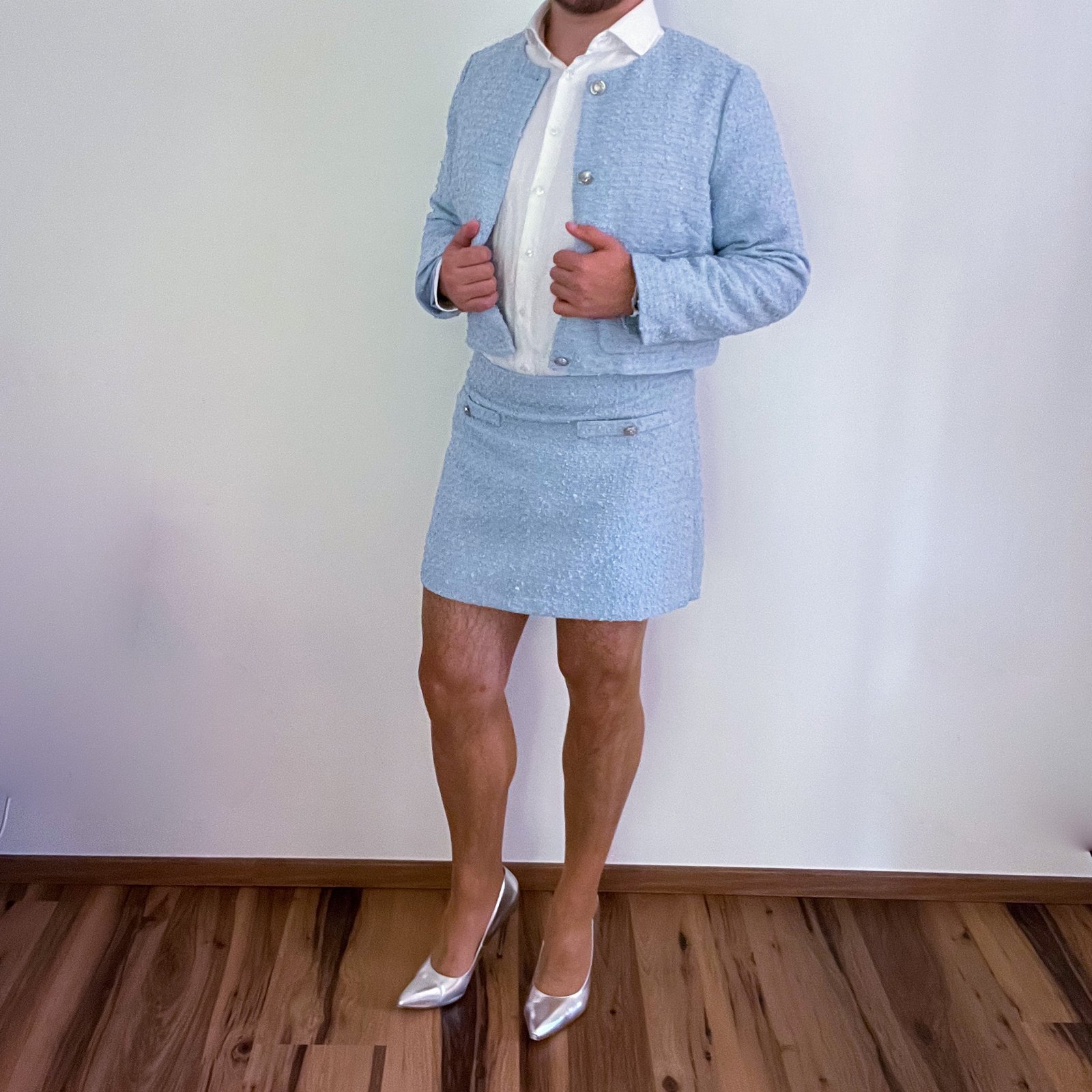Hellblaues Tweed-Kostüm & Silber-Pumps