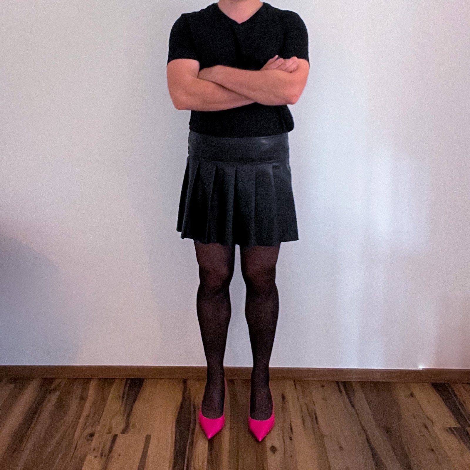 Lederimitat-Faltenrock & Pink-Pumps