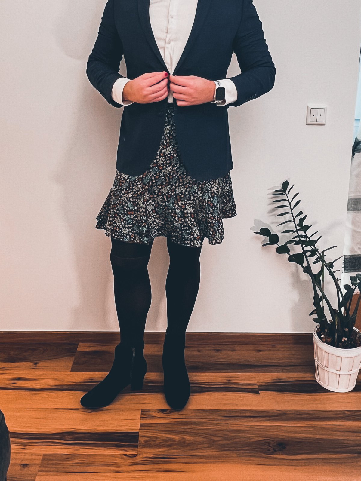 Navy-Blazer & Blumen-Volantrock