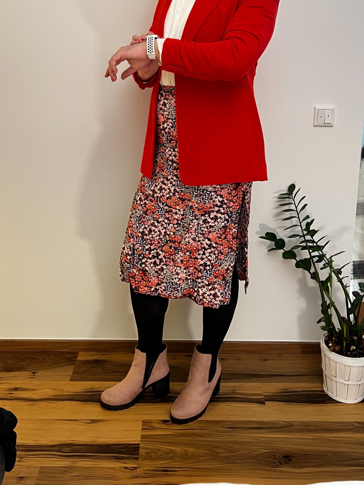 Roter Blazer & Blumen-Midirock