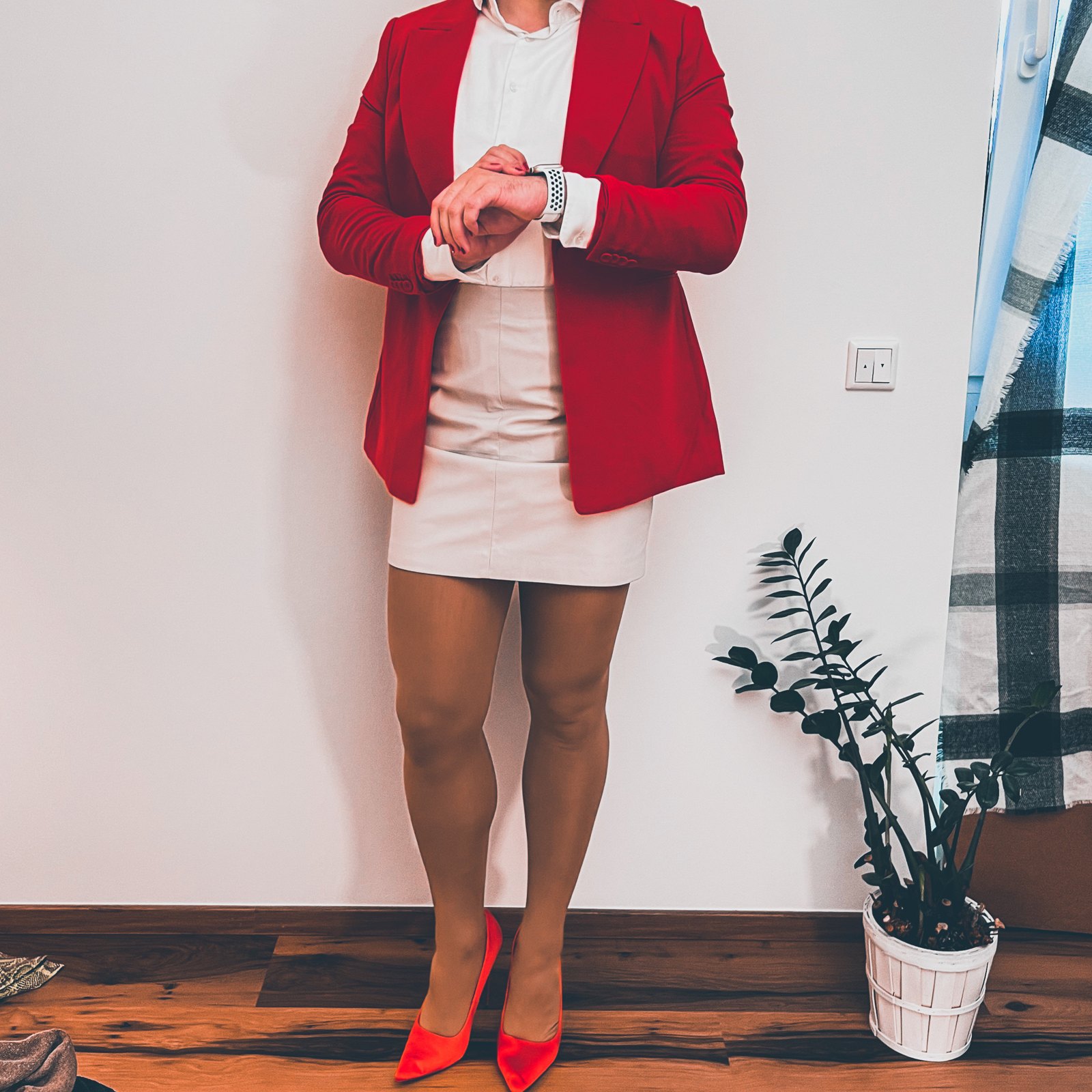 Roter Blazer & Weißer Minirock