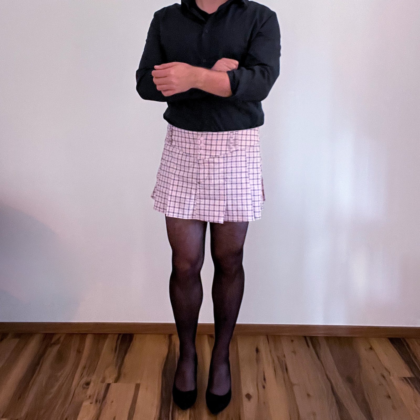 Schwarzes Hemd & Rosa-Karo-Mini