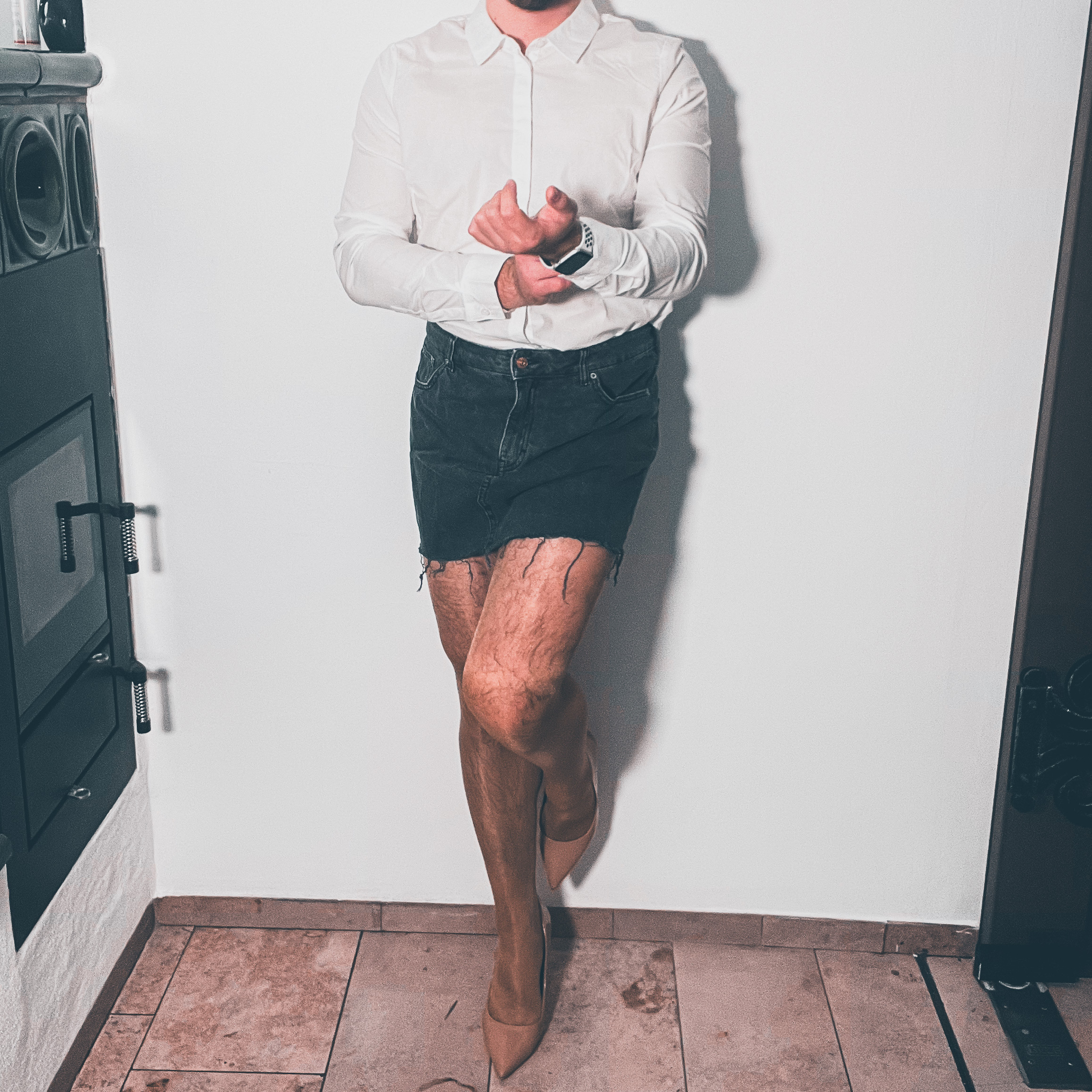 Schwarzer Jeansrock und weiße Bluse