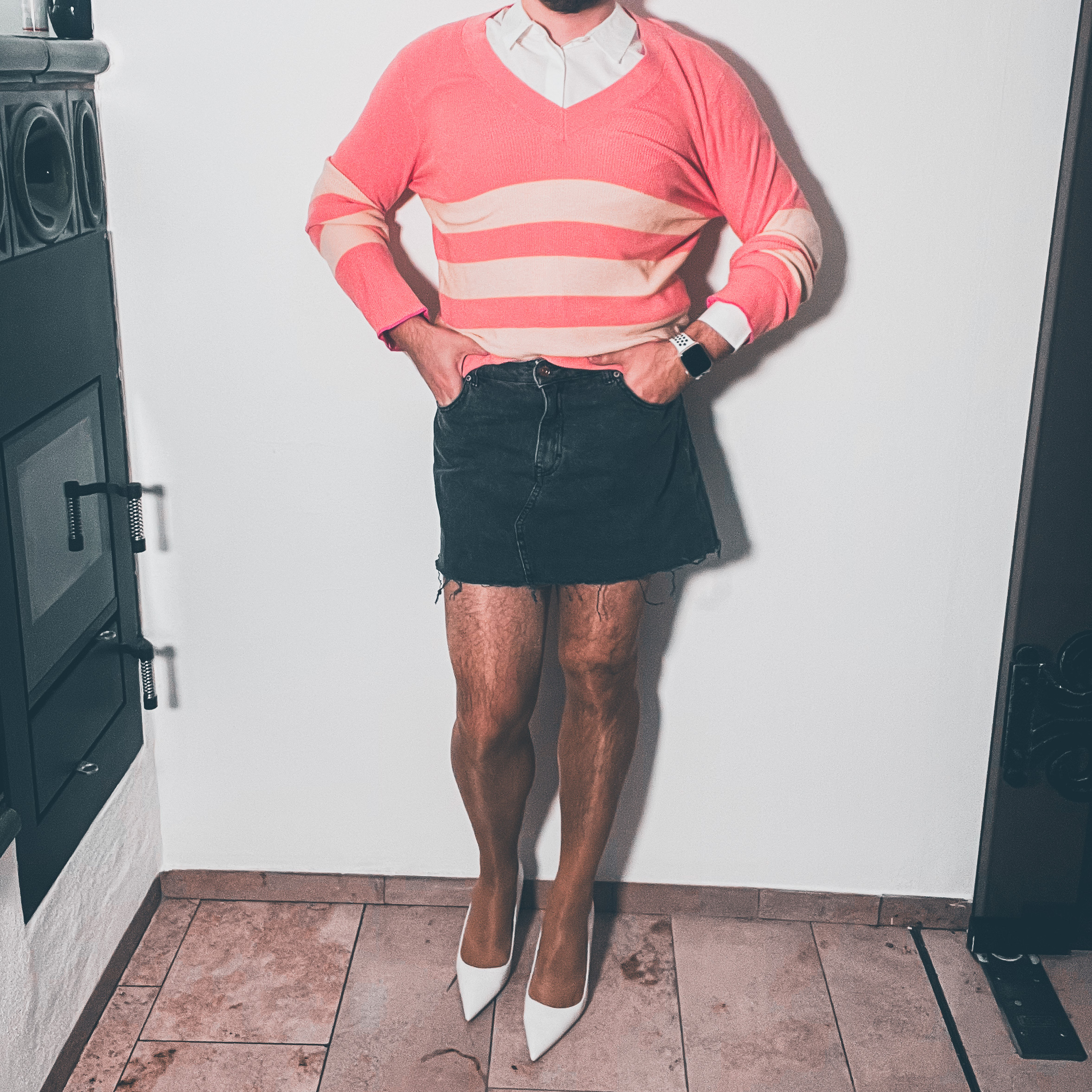Pink Pullover mit Jeansrock und weißen Pumps
