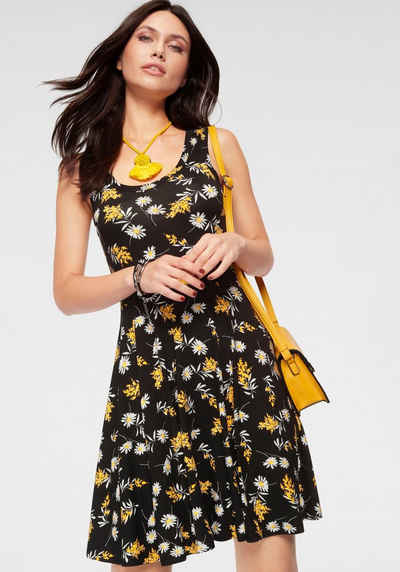  Sommerkleid mit weit schwingendem Saum