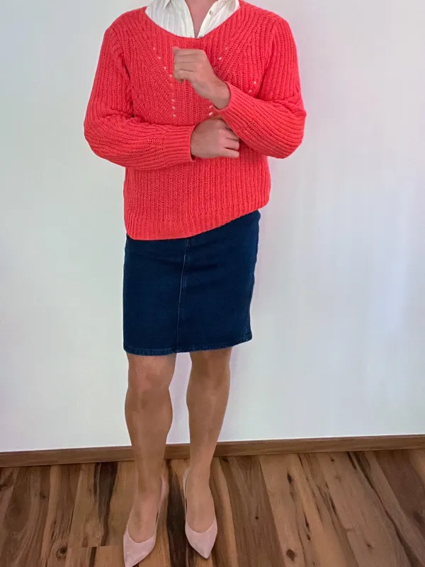 Korallenpullover & Jeansrock