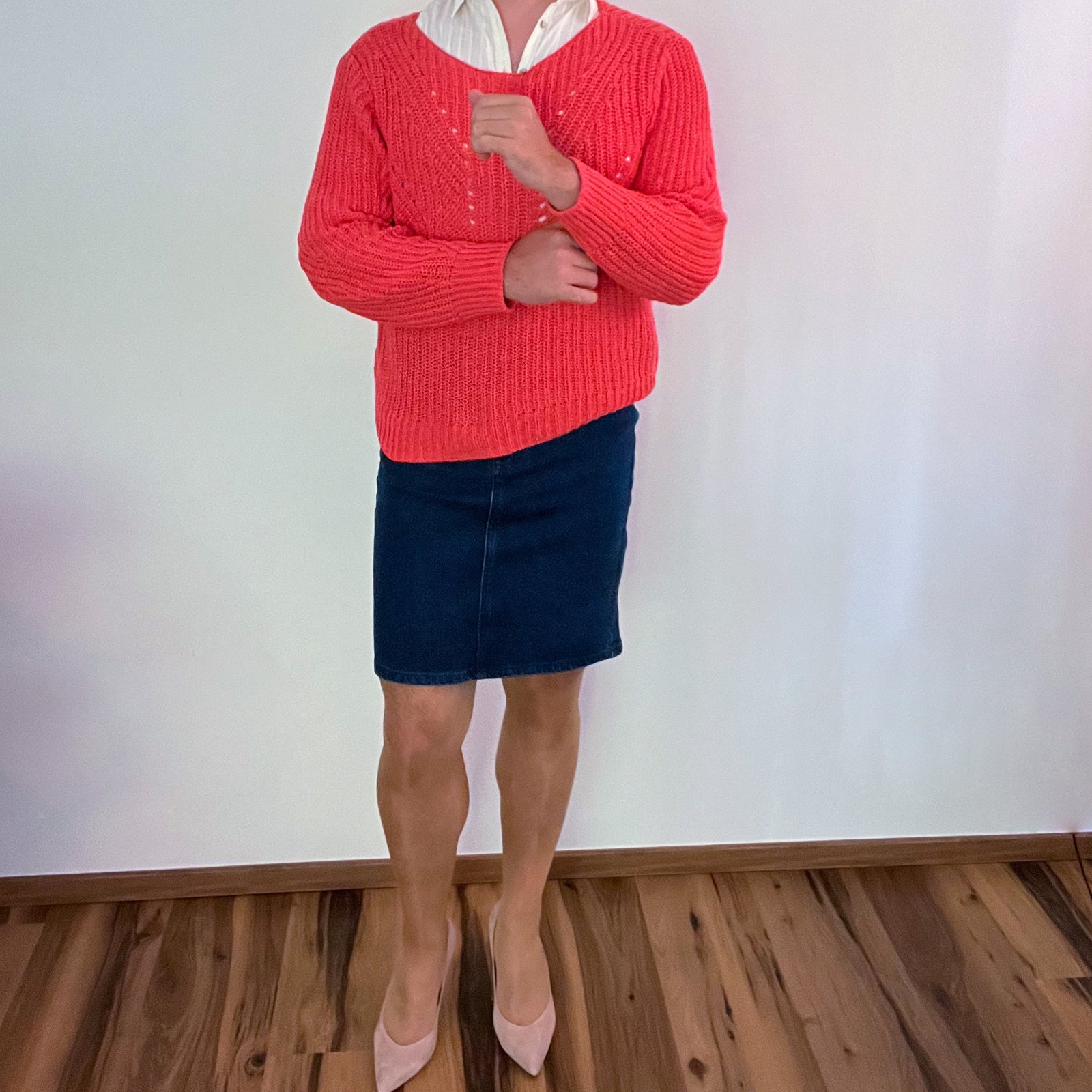Korallenpullover & Jeansrock