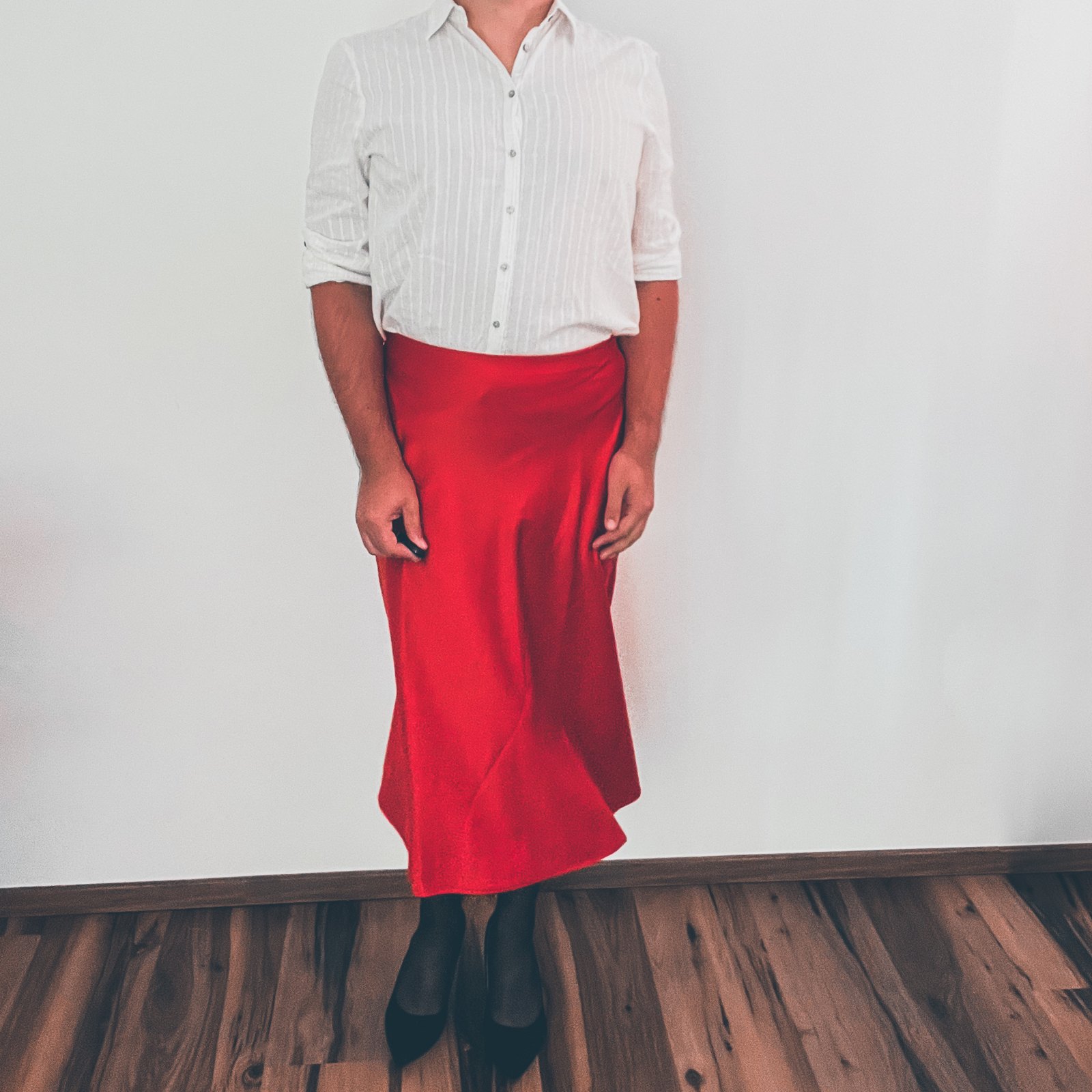 Weiße Bluse & roter Satin-Midirock