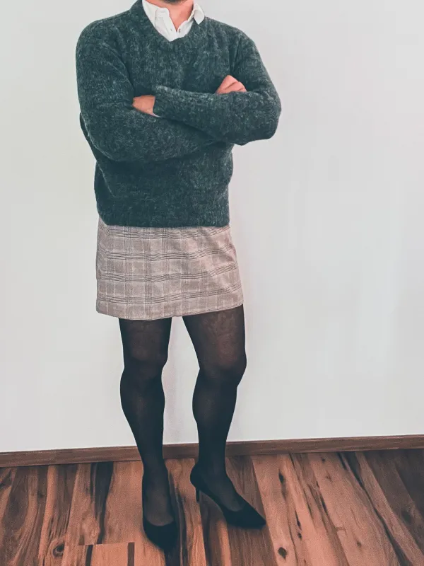 Flauschpullover & Karo-Mini mit Strumpfhose