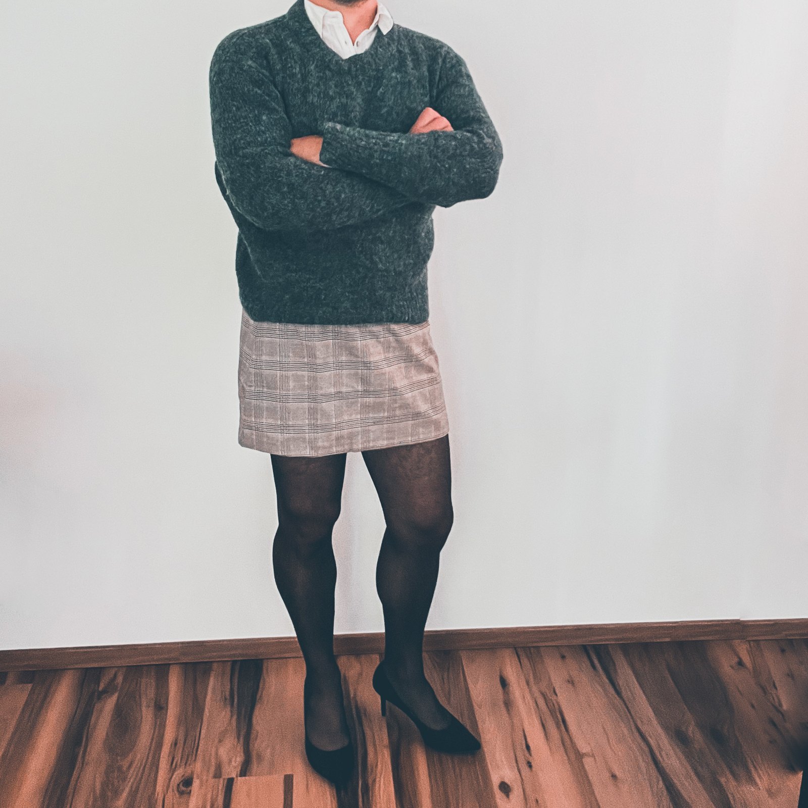 Flauschpullover & Karo-Mini mit Strumpfhose