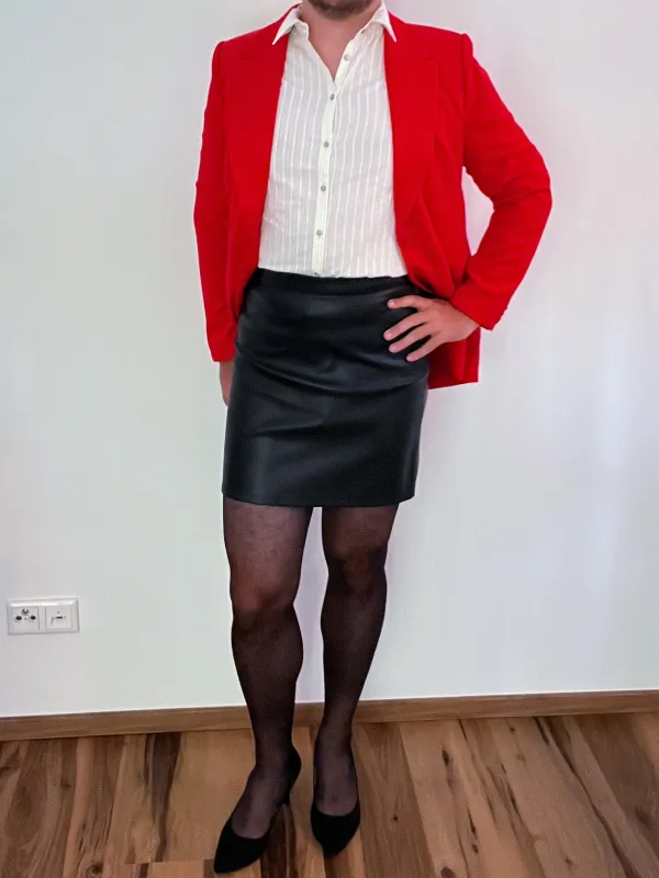 Roter Blazer & Lederimitat-Mini