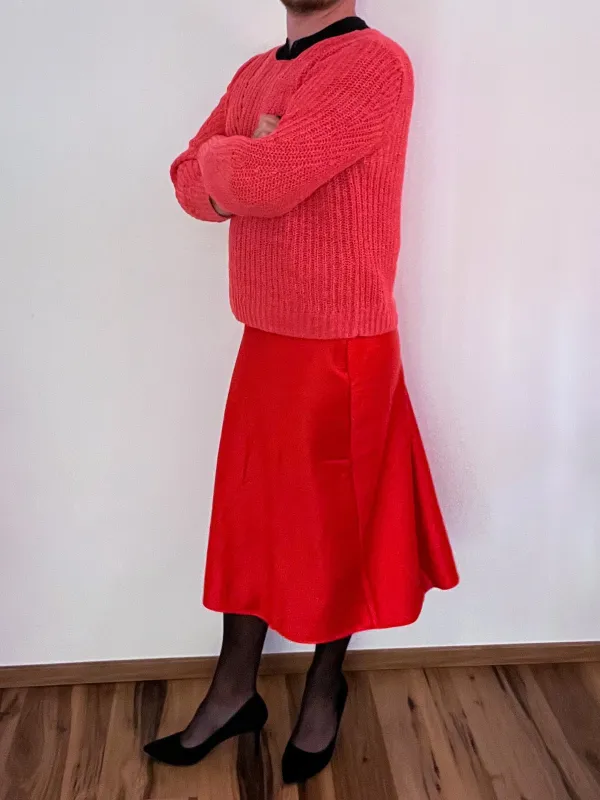 Korallenpullover & ausgestellter Satinrock