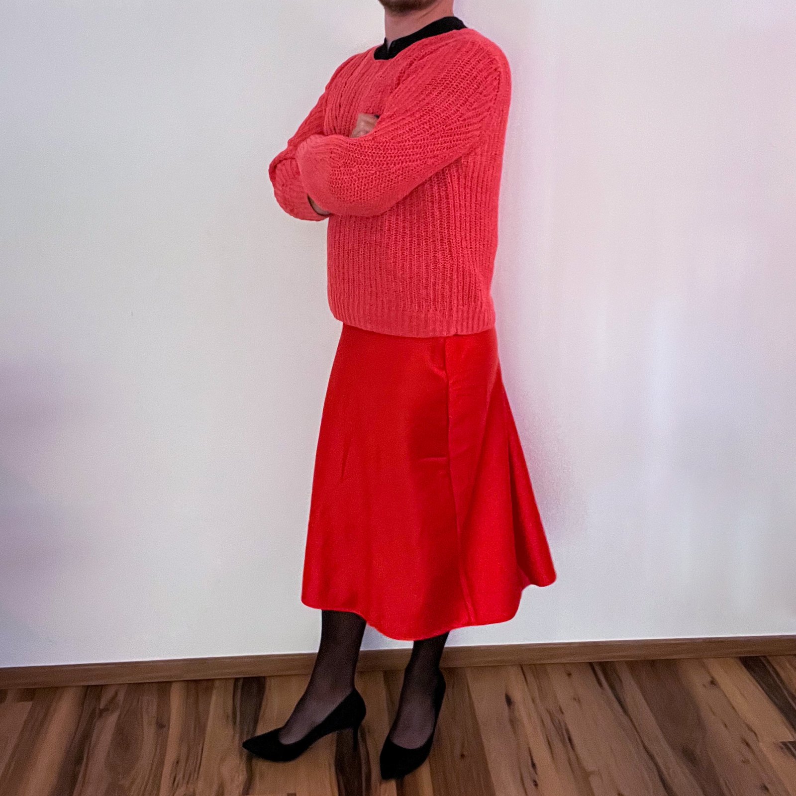 Korallenpullover & ausgestellter Satinrock