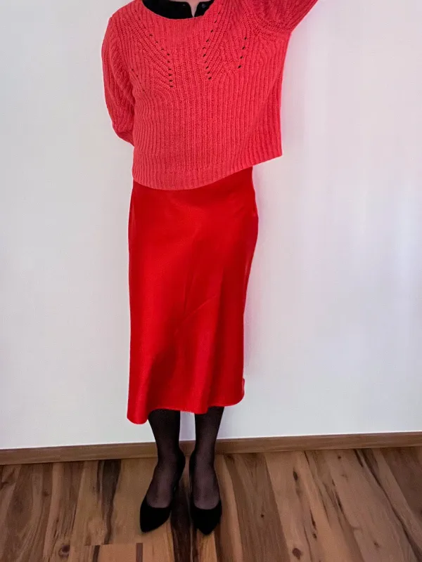Korallenpullover & roter Satin-Slip-Skirt