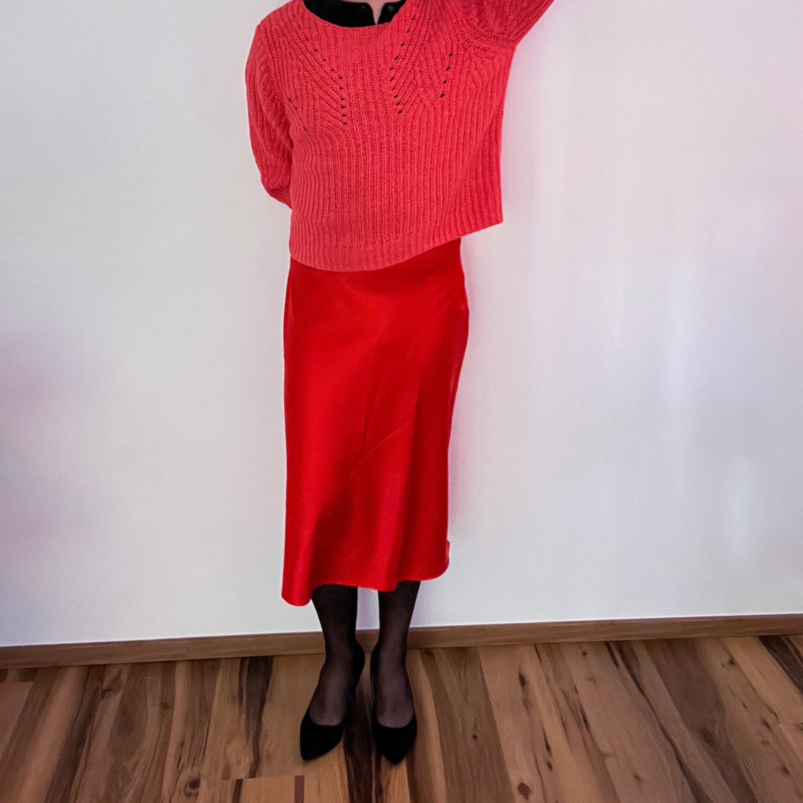 Korallenpullover & roter Satin-Slip-Skirt