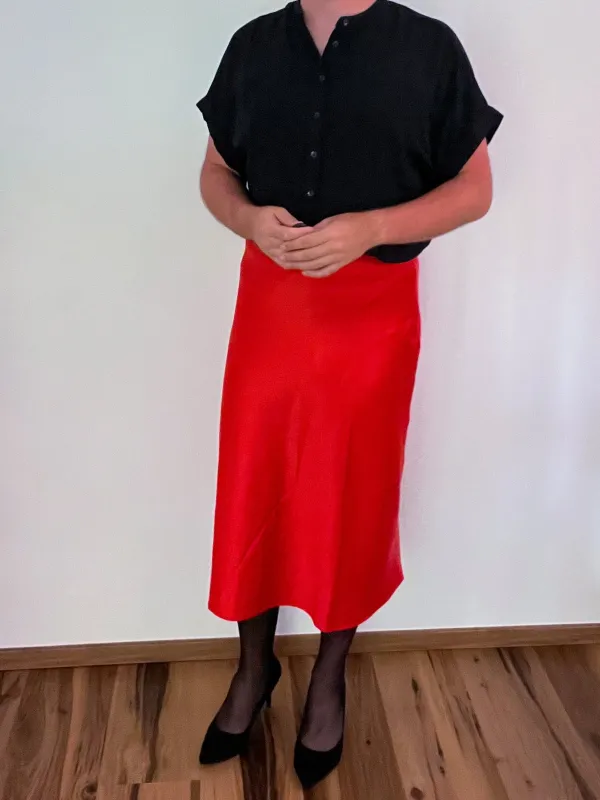 Schwarze Kurzarmbluse & roter Satinrock