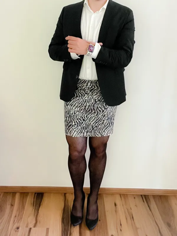 Schwarzer Blazer & Zebra-Paillettenrock