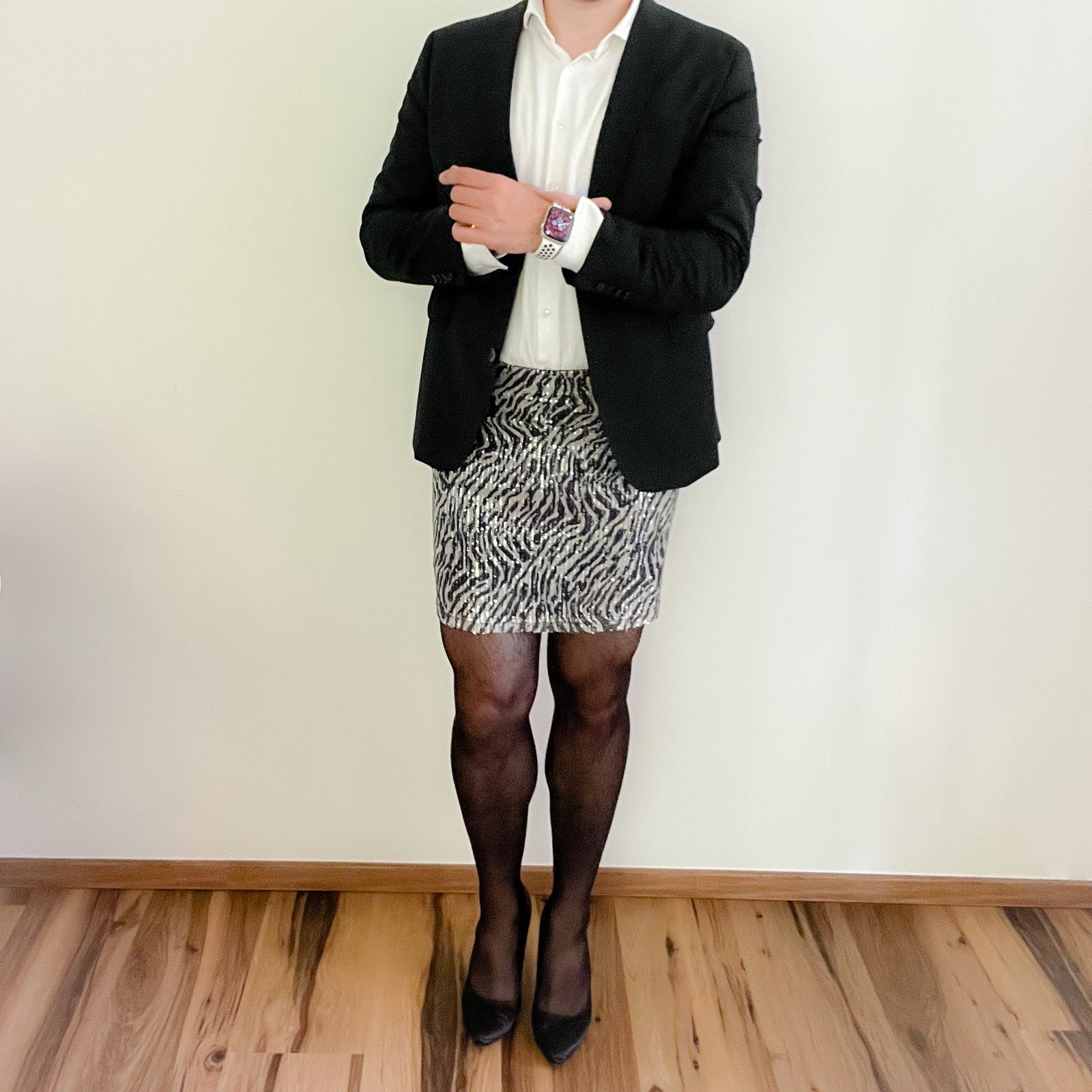 Schwarzer Blazer & Zebra-Paillettenrock