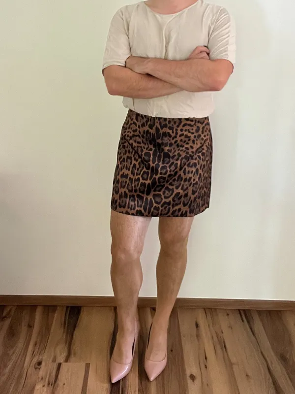 Cremeshirt & Leo-Mini mit Nude-Pumps