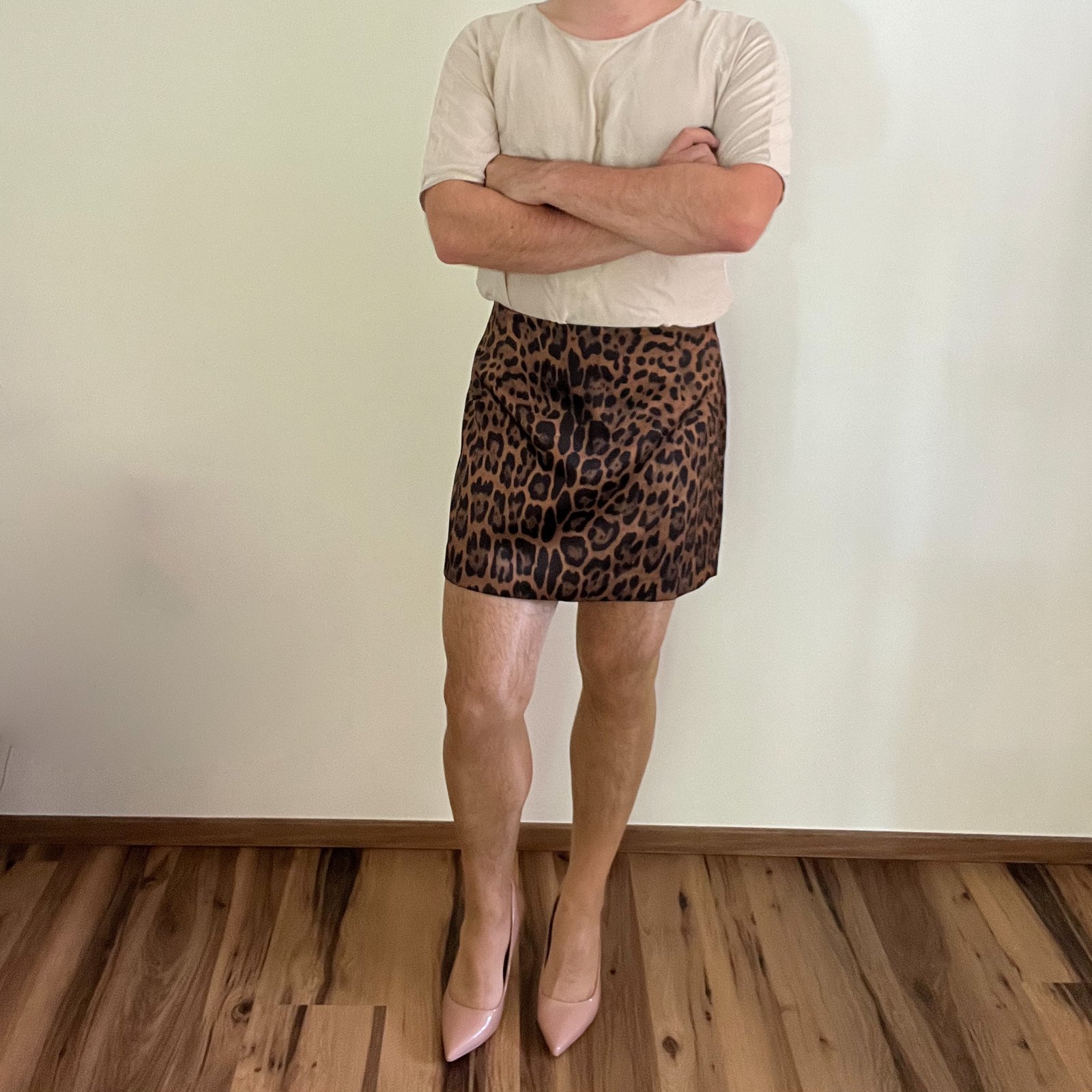 Cremeshirt & Leo-Mini mit Nude-Pumps