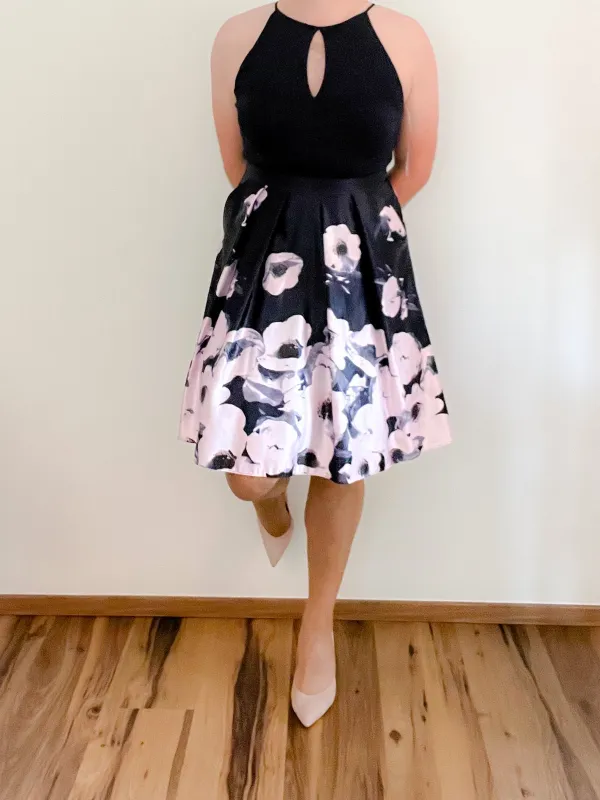 Neckholder-Kleid mit Blütenrock