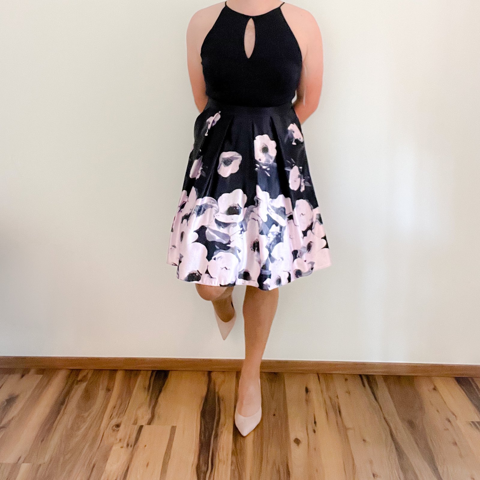 Neckholder-Kleid mit Blütenrock