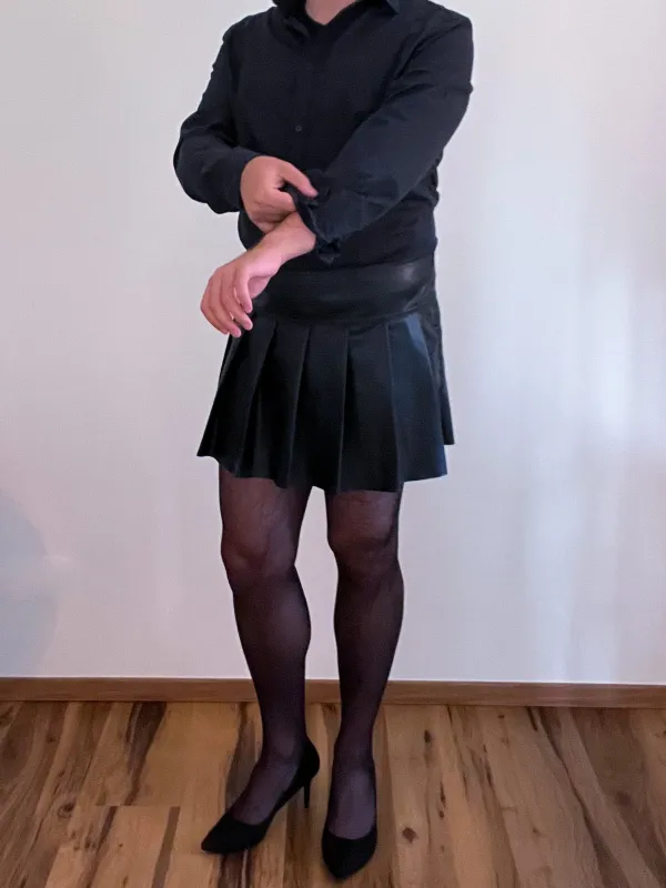 All Black: Hemd & Lederimitat-Faltenrock