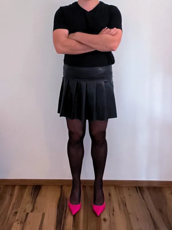 Lederimitat-Faltenrock & Pink-Pumps