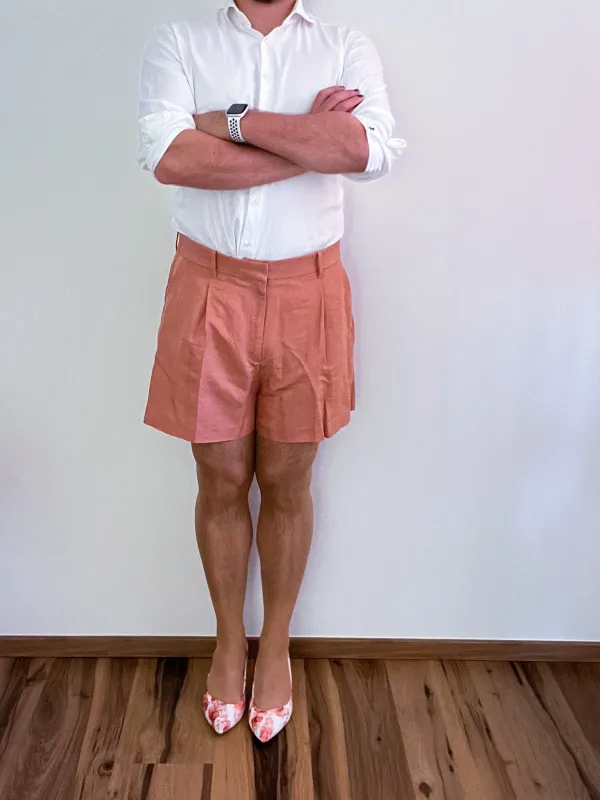 Weißes Hemd & Lachs-Shorts mit Blütenpumps