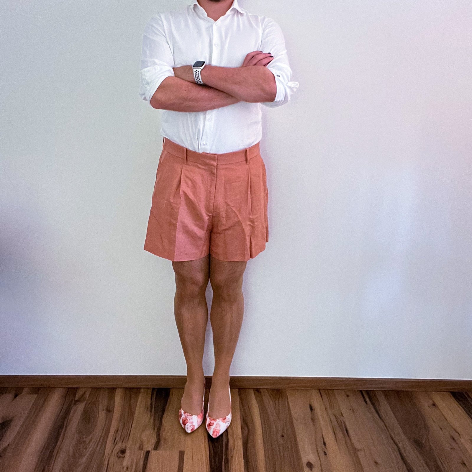 Weißes Hemd & Lachs-Shorts mit Blütenpumps