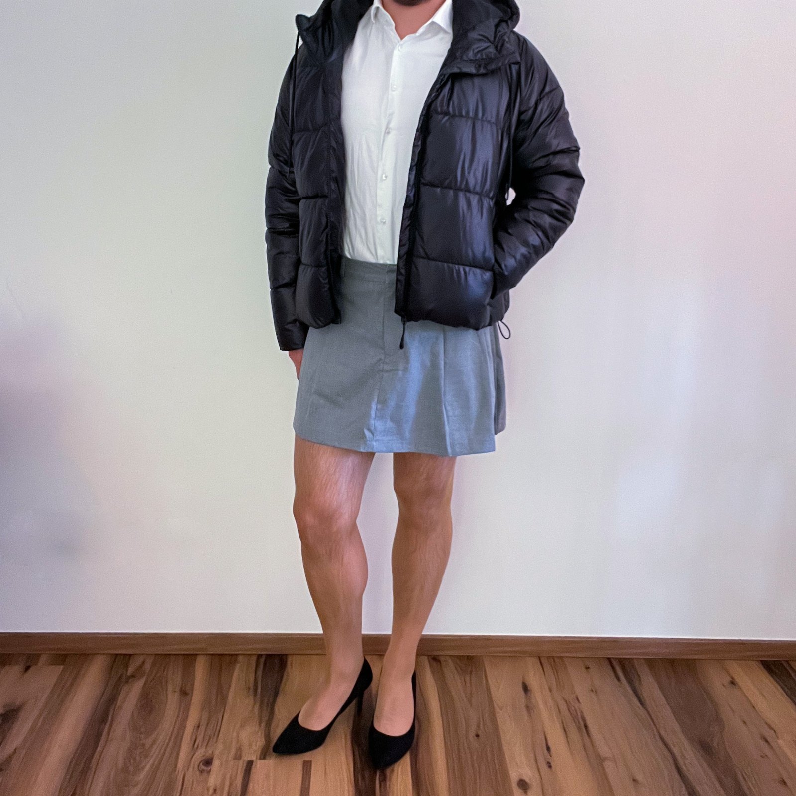 Schwarze Steppjacke & Grauer Minirock