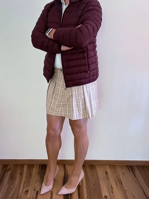 Bordeaux Steppjacke & Karo-Faltenrock