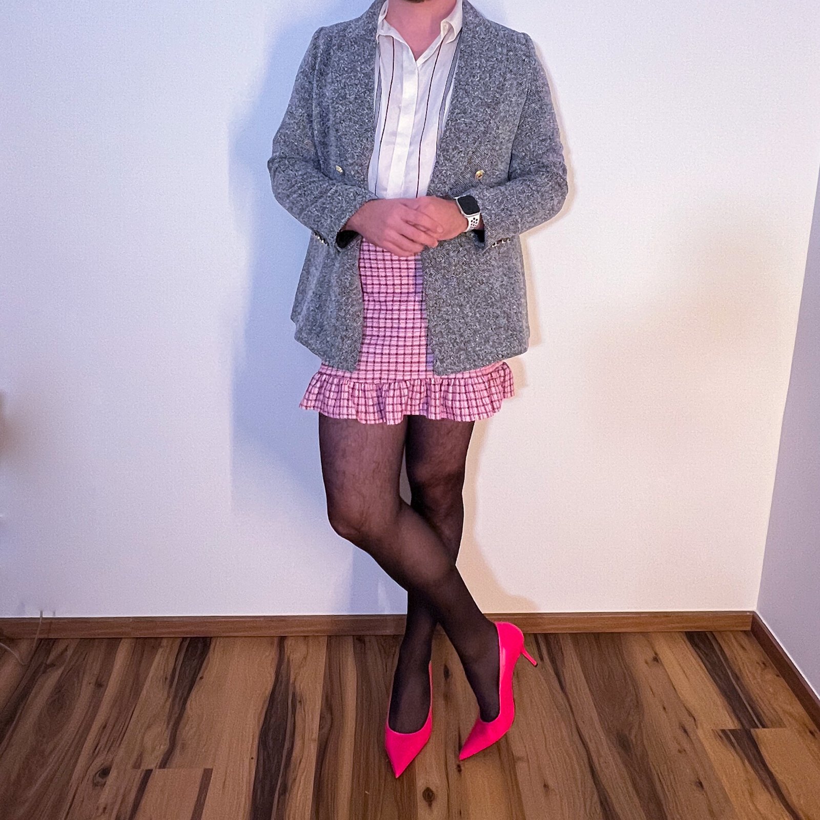 Tweed-Blazer & Rosa Rüschen-Minirock