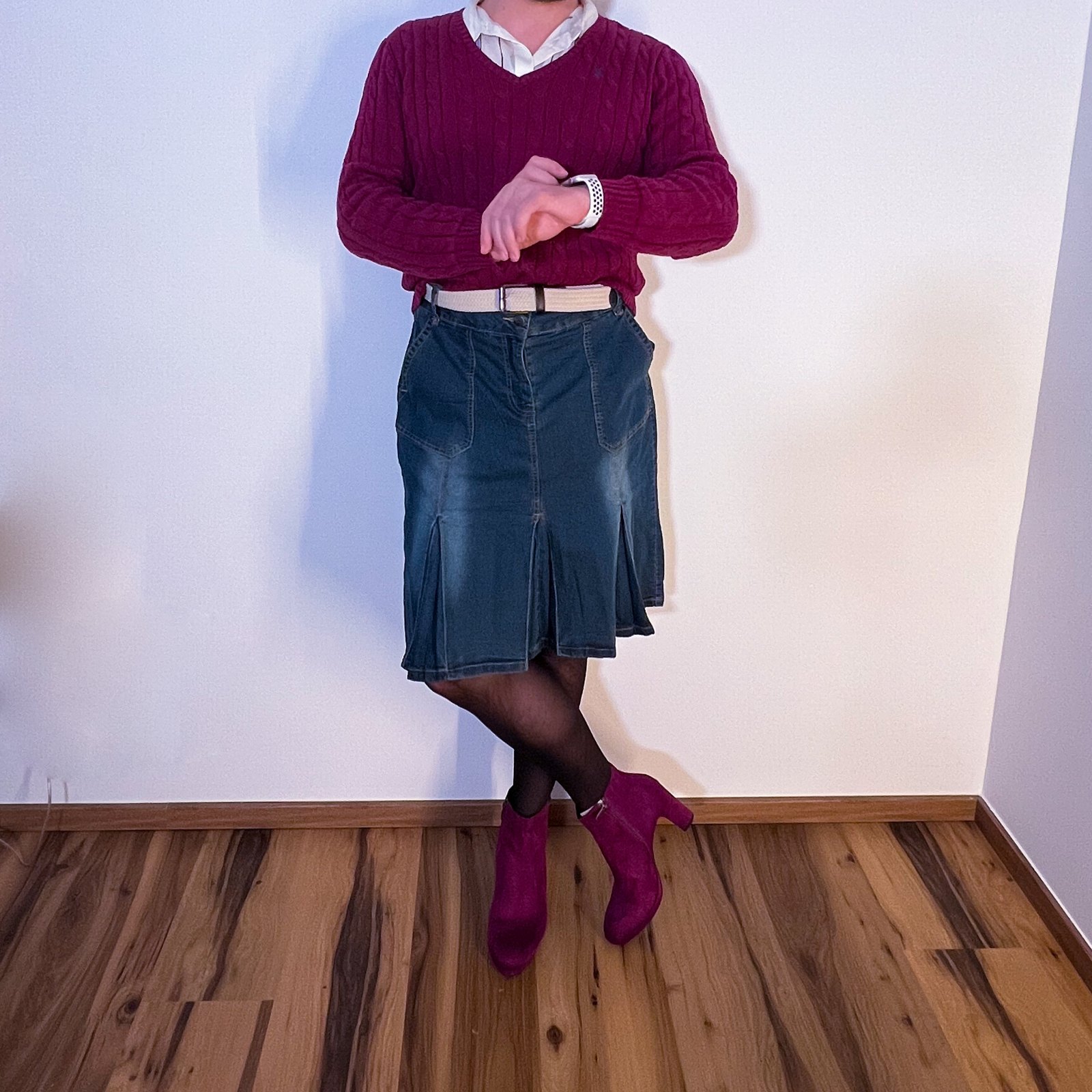 Bordeaux Zopfpullover & Jeans-Faltenrock