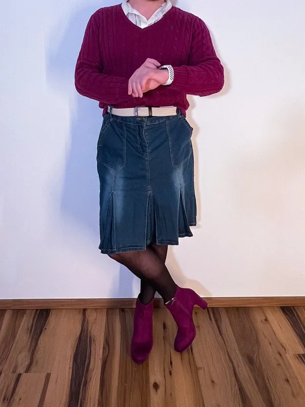 Bordeaux Zopfpullover & Jeans-Faltenrock