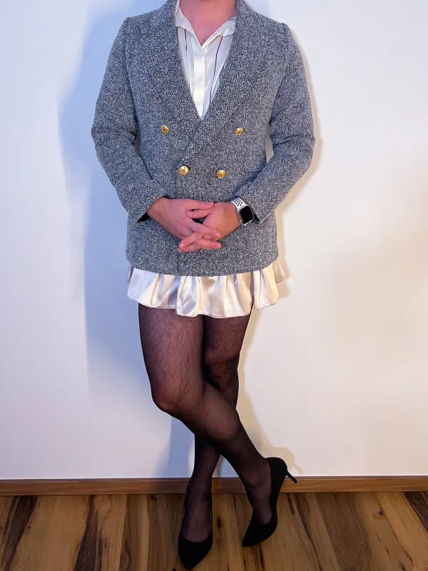 Zweireiher-Tweed-Blazer & Satin-Minirock