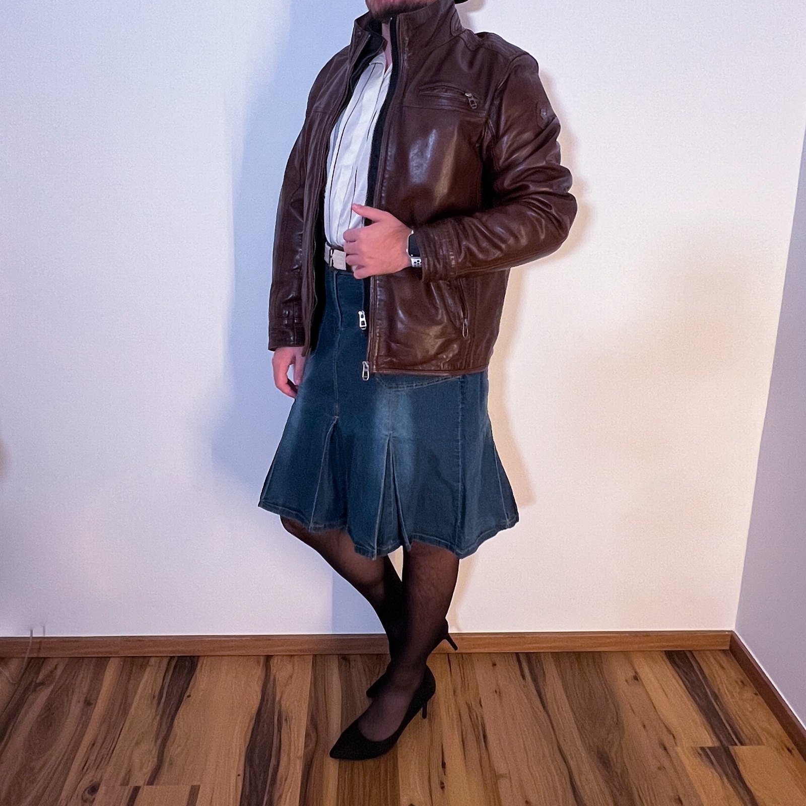 Braune Lederjacke & Jeans-Faltenrock