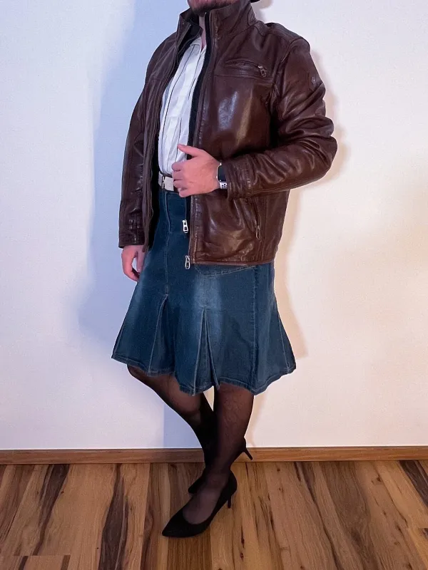 Braune Lederjacke & Jeans-Faltenrock