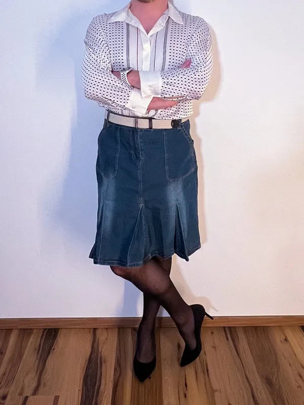 Pünktchenbluse, Gürtel & Jeans-Faltenrock