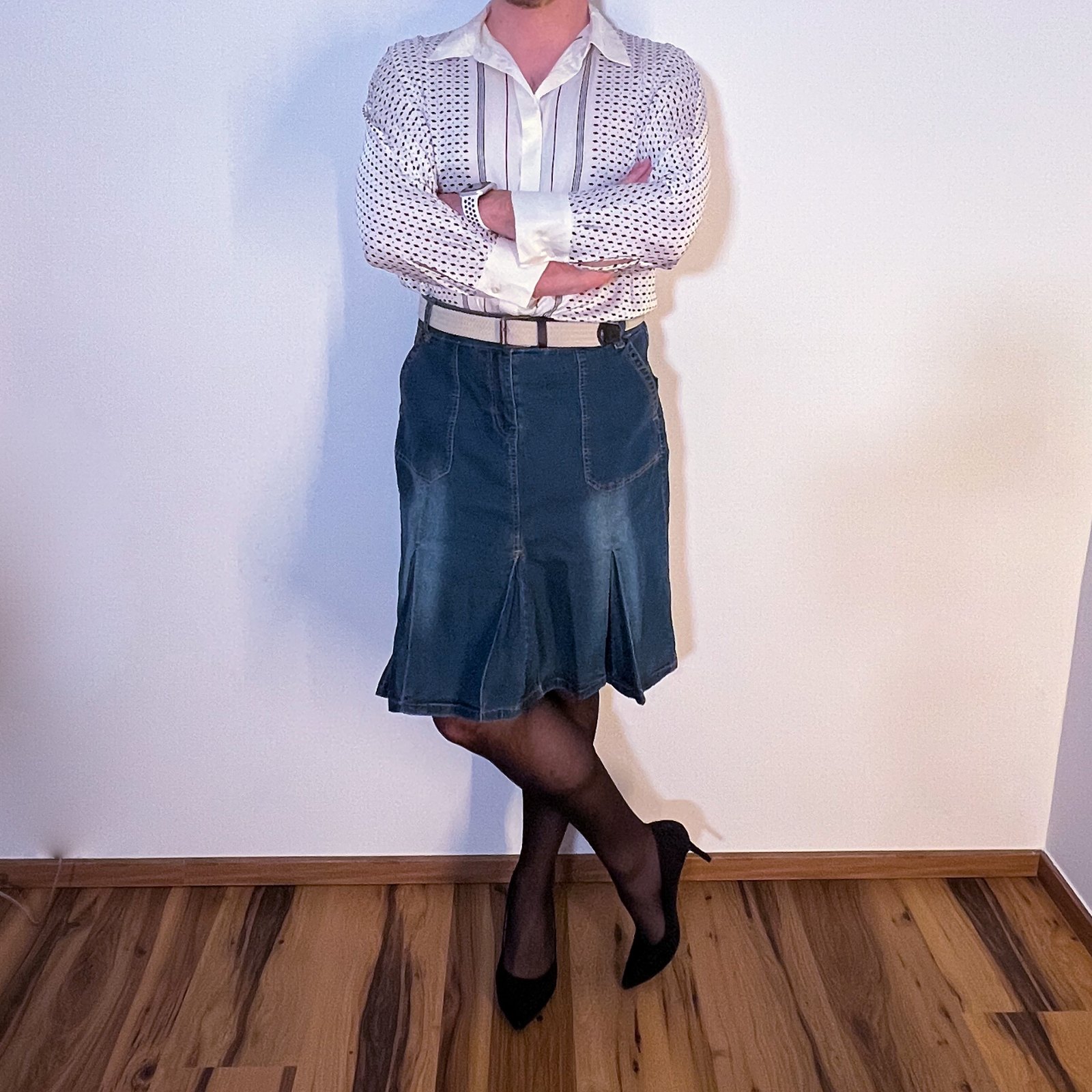 Pünktchenbluse, Gürtel & Jeans-Faltenrock