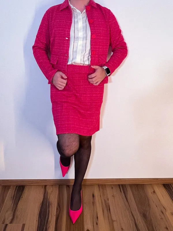 Pinkes Tweed-Kostüm mit Bleistiftrock