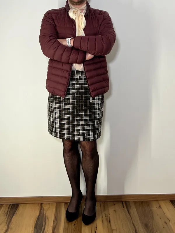Bordeaux Steppjacke & Karo-Bleistiftrock