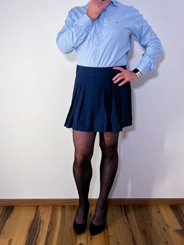 Hellblaues Hemd & navy Faltenrock