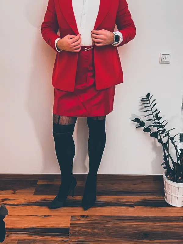 Roter Blazer & roter Satin-Mini