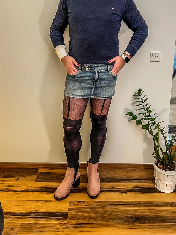 Navy-Pullover & Jeans-Minirock