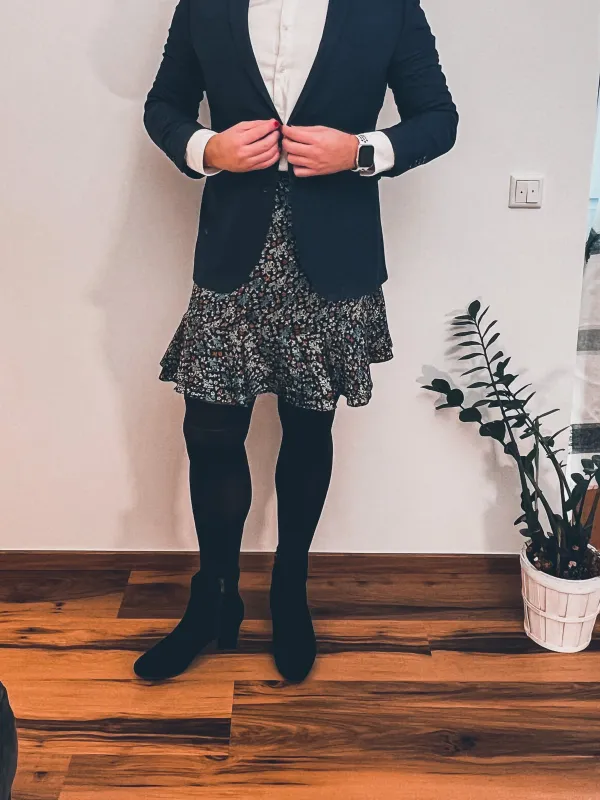 Navy-Blazer & Blumen-Volantrock